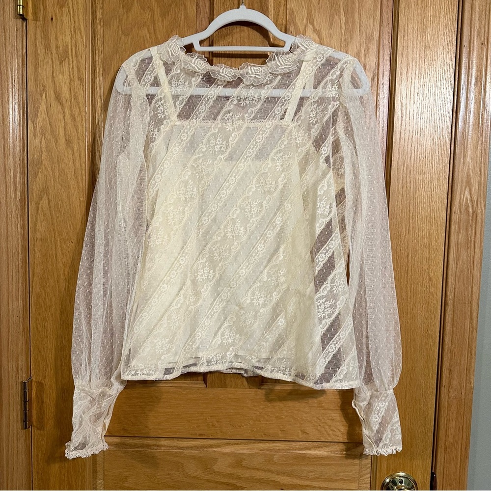 Vintage floral lace blouse with tank lining and button back